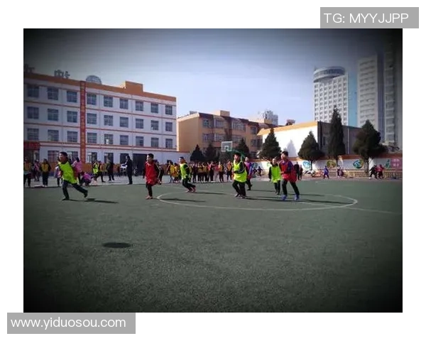 小孩模仿足球巨星踢球成就梦想 引领未来球场新星风潮