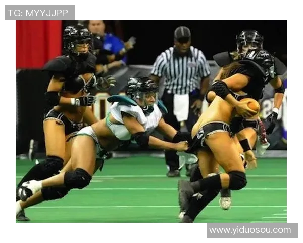 足球球星赛场意外走光引发热议 网友热议露蛋事件背后的尴尬与争议